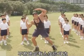 体育课上，老师秀肌肉，瞬间被学生秒杀！视频封面