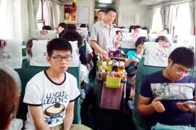 火车上经常售卖零食的人，月收入是多少？多年的疑问终于解开了