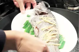 清蒸鱼开水下锅还是冷水下锅？原来鱼肉鲜嫩的秘诀全在这一步视频封面