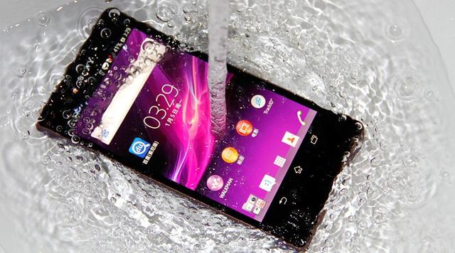 手机掉水里别怕 这几招相对能挽回损失