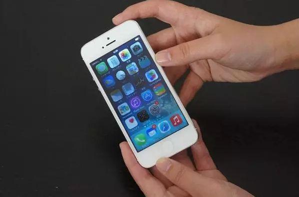 手机掉水里别怕 这几招相对能挽回损失