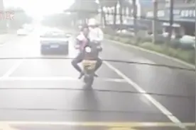 实拍男子怀抱美女骑车 路上左摇右晃还不时亲吻视频封面