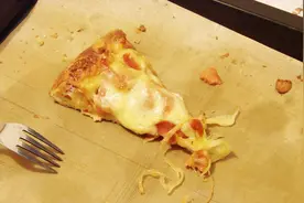 披萨在微波炉里加热后都变的硬邦邦，只要放一碗这个，瞬间变软视频封面