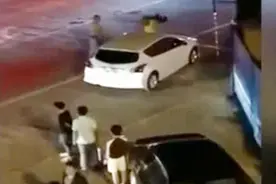 实拍醉驾男子当街殴打外卖小哥，不料碰上彪悍围观群众，下场太惨视频封面