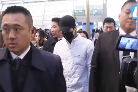 EXO世勋人气爆棚至机场瘫痪 帅气现身机场
