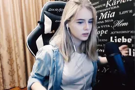 感受下CS金发美妞玩家的游戏风采，颜值超高！视频封面