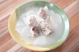 猪脊骨这样炖汤，汤汁白的像牛奶，最适合冬季喝了！