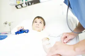 男孩患罕见血管炎，10根手指全部发黑坏死！血管炎症状更可怕！视频封面