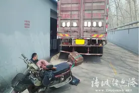 高栏车司机拆挡板 砸伤过路男子图片