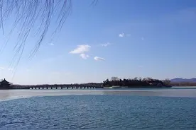 怪风掀翻一艘北海公园游船 从翻船到救援仅用5秒钟图片