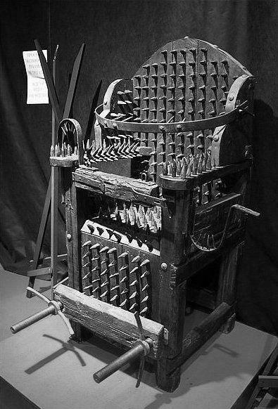 西班牙宗教法庭通常使用碎头机来执行死刑.