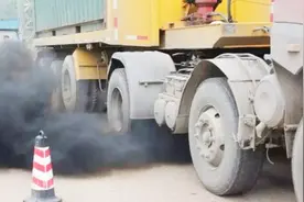 大货车尾气超标罚款2000元，专家认为90%的雾霾是尾气排放导致！视频封面