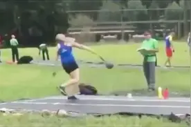 摄像头捕捉到搞笑瞬间，被铅球砸中蛋蛋的感觉应该不好受吧……