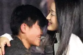杨钰莹弹钢琴为歌迷伴奏，调皮小伙撩妹女神反而获得她亲睐！视频封面