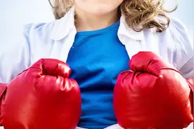 美国8岁女孩拳击能力受专家肯定，被誉为少年泰森！拳速恐怖！视频封面