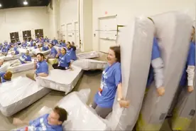 瞬间爆炸！世界吉尼斯纪录——世界上最长的人体多米诺骨牌！视频封面