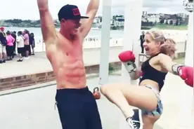 超萌妹子拳打脚踢帮男友练腹肌，不是我吹，这么玩我也能练出腹肌视频封面