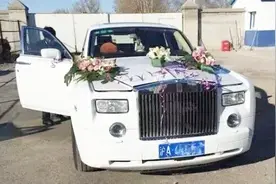 劳斯莱斯婚车挂假牌被抓 警察着便衣开车送新人完成婚礼视频封面