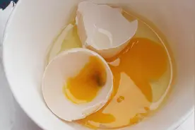 臭鸡蛋的臭味究竟从哪儿来的？熟鸡蛋放久了就很臭视频封面