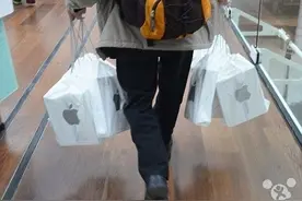 以后去苹果店购物没有塑料袋了：全是纸袋！图片