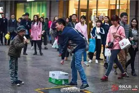 9岁男孩卖唱养全家 乞讨卖艺城管不管吗？图片
