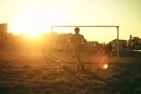 如果你的男朋友爱踢球图片