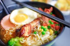 为什么吃泡面不能喝可乐？看完这个视频你就会知道