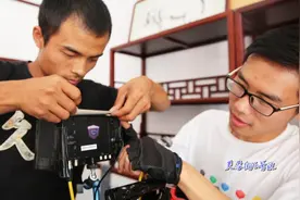 某剧组里的两个摄影助理把对方吹捧上了天，其实这个焦点员才真牛