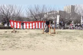 日本武术居合拔刀术演武 分开并立的草席一刀斩断3个 不容易视频封面