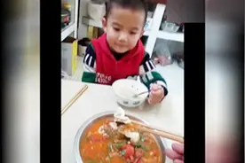妈妈去世，大诚和舅舅相依为命，懂事得让人心疼，看完已泪崩！视频封面