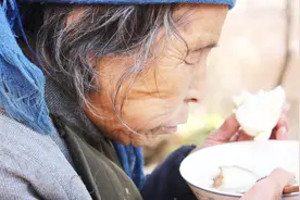农村瞎子大娘，一顿吃两碗饭，没有菜还那么香，你被感动了吗？视频封面