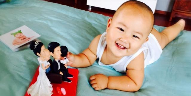 长得像姚笛,嫁给大13岁二婚老公后,如今2个儿子长得像喜剧演员