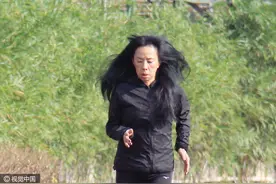 发嫂赤脚跑锻炼 学会了这才是最王道的跑法图片