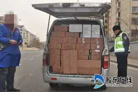 面包车司机真胆大 除了驾驶座所有空间都塞满货图片