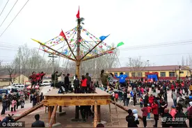 日照村民搭起秋千架“转秋千” 寓意转出一年好收成 (/7)图片