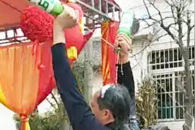 陕西户县民间歌手结婚演出，用啤酒浇头博观众兴奋视频封面