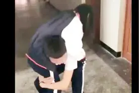 学校里，男生动不动就抱起女生，不知学生家长看见心里怎么想