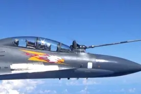 解放军伊尔78加油机首度曝光，远海为苏30加油的画面让人荡气回肠视频封面