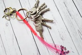 小时候的经典回忆，塑料水晶绳编的钥匙挂链，还记得怎么玩吗？视频封面