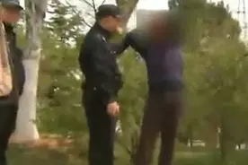 济南男子开车闯千佛山 赤脚磕头自称是“游走的佛”图片
