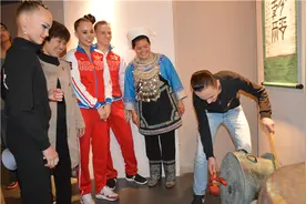 三都:世界体育舞蹈运动员与水族文化亲密接触图片