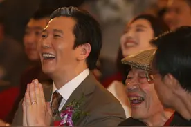 《杨光那些事》开机李玉刚衬衫草帽变“刘能” 温兆伦棕西服“乡土气息”浓郁图片
