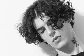 小说：阳光明媚小吃店里，韩飞三人狼吞虎咽的吃着早餐图片