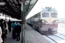 开往中国最北极的火车 大连至漠河2667次普快通过大石桥站