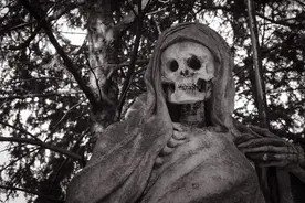 小说：坟墓中冒出黑烟，尸虫纷纷出现，探墓的小伙们慌张逃亡图片