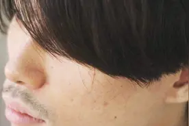 长发男子剪短后，秒变型男