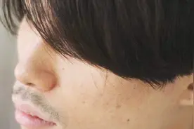 长发男子剪短后，秒变型男