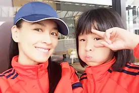 张庭九次试管才得的女儿被批长得丑，老公前妻所生儿女却颜值逆天视频封面