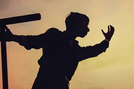 小说：他嫌妹妹太烦，拿着棉花糖赶快走想甩开妹妹，却差点被车撞图片