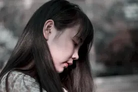 小说：儿子负债，偏心眼母亲竟狠心逼女儿还债，女儿没钱只能贷款图片